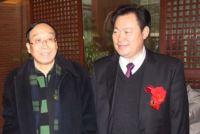 中國(guó)老齡事業(yè)基金會(huì)會(huì)長(zhǎng)、民政部原副部長(zhǎng)李寶庫與貴友集團(tuán)董事局主席張金洲合影